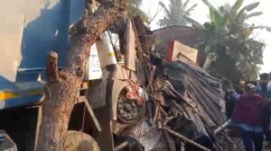 পুলিশের নজরদারিকে ফাঁকি দিয়ে চারটা দোকান ভাঙলো ডাম্পার