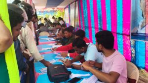 যুবসাথী’ প্রকল্পের ফর্ম জমা শুরু: ব্লকে ব্লকে উপচে পড়া ভিড়