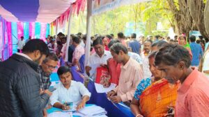 যুবসাথী প্রকল্পে অভূতপূর্ব ভিড় বালিঘাই বিডিও অফিসে 