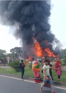 জাতীয় সড়কের পাশে তেল গোডাউনে বিধ্বংসী আগুন